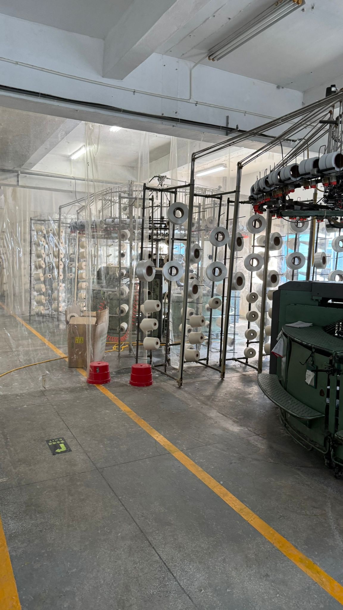 Knitting machinery with thread spools